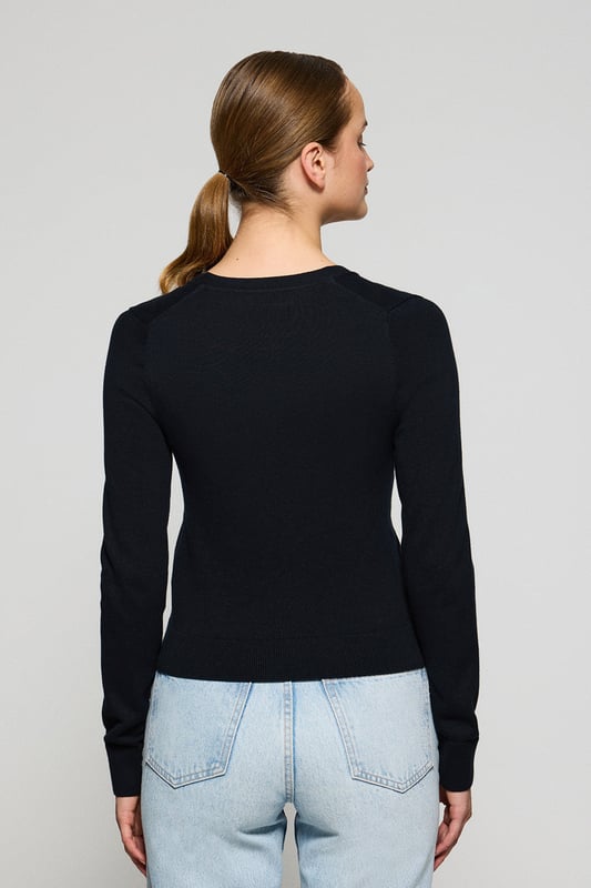 Diese schmal geschnittene Damenstrickjacke mit V-Ausschnitt ist aus Baumwolljersey gefertigt und bietet die perfekte Kombination aus Komfort und Stil. Rippbündchen an den Ärmeln und in der Taille sorgen für die perfekte Passform. Das dezente Nahtband an der Innenseite des Kragens mit Polo Club Logo unterstreicht die Eleganz dieses Kleidungsstücks. Charakteristische Stickerei unseres Rigby Go-Logos in Kontrastfarbe auf der Brust. Dieser vielseitige und stilvolle Cardigan ist die perfekte Wahl, um jeden Look abzurunden.