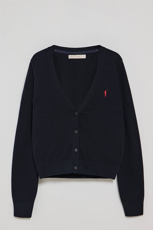 Diese schmal geschnittene Damenstrickjacke mit V-Ausschnitt ist aus Baumwolljersey gefertigt und bietet die perfekte Kombination aus Komfort und Stil. Rippbündchen an den Ärmeln und in der Taille sorgen für die perfekte Passform. Das dezente Nahtband an der Innenseite des Kragens mit Polo Club Logo unterstreicht die Eleganz dieses Kleidungsstücks. Charakteristische Stickerei unseres Rigby Go-Logos in Kontrastfarbe auf der Brust. Dieser vielseitige und stilvolle Cardigan ist die perfekte Wahl, um jeden Look abzurunden.