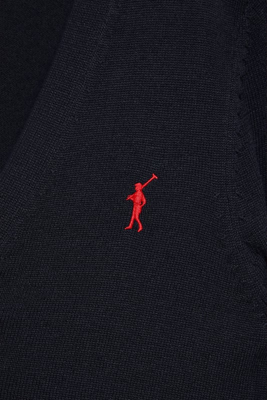 Diese schmal geschnittene Damenstrickjacke mit V-Ausschnitt ist aus Baumwolljersey gefertigt und bietet die perfekte Kombination aus Komfort und Stil. Rippbündchen an den Ärmeln und in der Taille sorgen für die perfekte Passform. Das dezente Nahtband an der Innenseite des Kragens mit Polo Club Logo unterstreicht die Eleganz dieses Kleidungsstücks. Charakteristische Stickerei unseres Rigby Go-Logos in Kontrastfarbe auf der Brust. Dieser vielseitige und stilvolle Cardigan ist die perfekte Wahl, um jeden Look abzurunden.