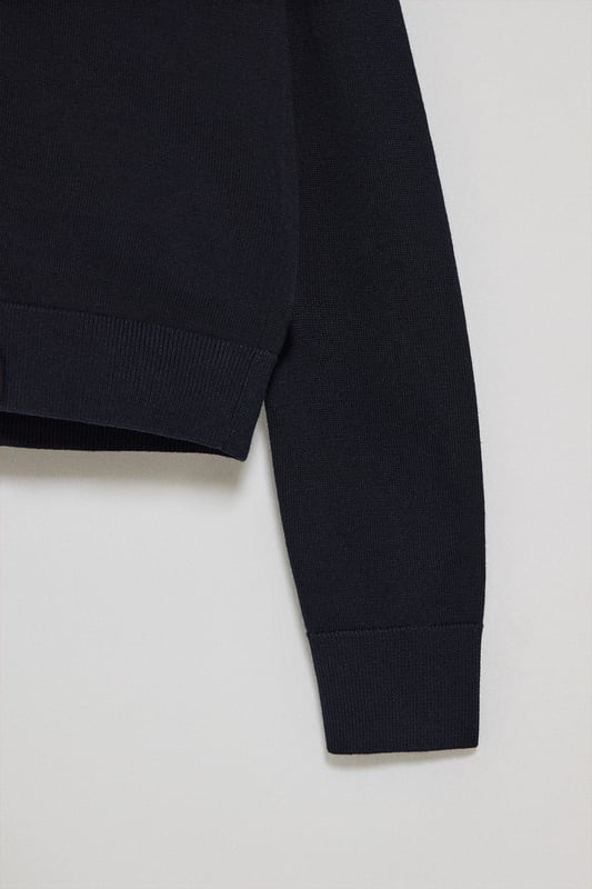 Diese schmal geschnittene Damenstrickjacke mit V-Ausschnitt ist aus Baumwolljersey gefertigt und bietet die perfekte Kombination aus Komfort und Stil. Rippbündchen an den Ärmeln und in der Taille sorgen für die perfekte Passform. Das dezente Nahtband an der Innenseite des Kragens mit Polo Club Logo unterstreicht die Eleganz dieses Kleidungsstücks. Charakteristische Stickerei unseres Rigby Go-Logos in Kontrastfarbe auf der Brust. Dieser vielseitige und stilvolle Cardigan ist die perfekte Wahl, um jeden Look abzurunden.