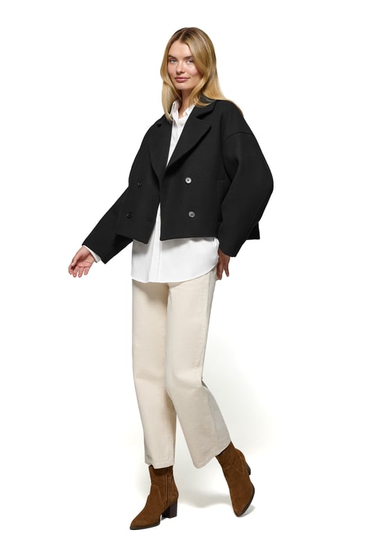 Der Damen-Kurzmantel Lona ist ideal, um jeden Look zu vervollständigen. Er verbindet Stil und Komfort auf perfekte Weise. Er ist aus einem Woll- und Polyestermischgewebe gefertigt. Das größere Revers mit Einschnitt und der Vierknopfverschluss mit Logoprägung verleihen ihm eine klassische, elegante Note. Mit zwei Vordertaschen und einer dezenten Innentasche ist er praktisch und funktionell. Das Polo Club Logo auf der Passe verleiht ihm einen exklusiven Touch. Ein ideales Kleidungsstück für die Übergangszeit oder für kühlere Tage.