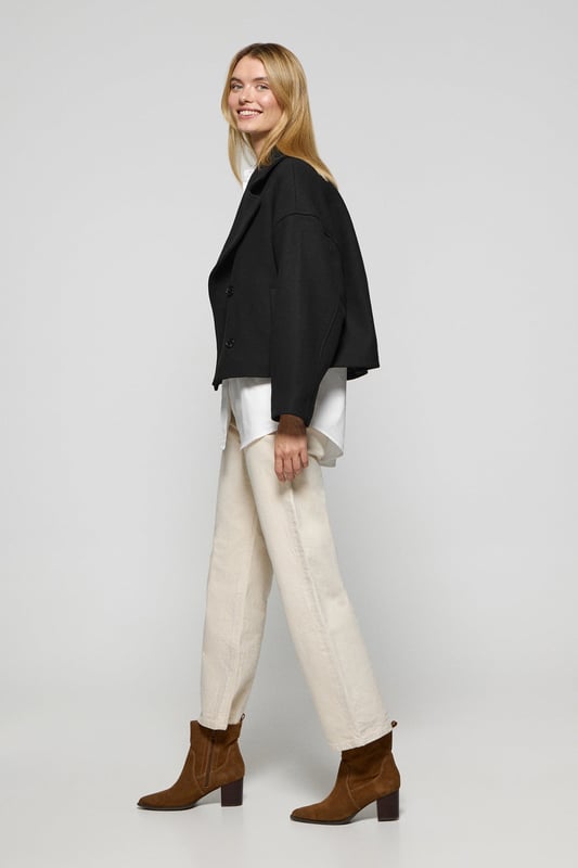 Der Damen-Kurzmantel Lona ist ideal, um jeden Look zu vervollständigen. Er verbindet Stil und Komfort auf perfekte Weise. Er ist aus einem Woll- und Polyestermischgewebe gefertigt. Das größere Revers mit Einschnitt und der Vierknopfverschluss mit Logoprägung verleihen ihm eine klassische, elegante Note. Mit zwei Vordertaschen und einer dezenten Innentasche ist er praktisch und funktionell. Das Polo Club Logo auf der Passe verleiht ihm einen exklusiven Touch. Ein ideales Kleidungsstück für die Übergangszeit oder für kühlere Tage.
