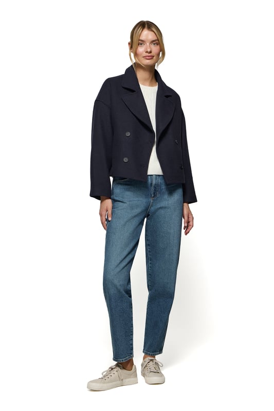 Der Damen-Kurzmantel Lona ist ideal, um jeden Look zu vervollständigen. Er verbindet Stil und Komfort auf perfekte Weise. Er ist aus einem Woll- und Polyestermischgewebe gefertigt. Das größere Revers mit Einschnitt und der Vierknopfverschluss mit Logoprägung verleihen ihm eine klassische, elegante Note. Mit zwei Vordertaschen und einer dezenten Innentasche ist er praktisch und funktionell. Das Polo Club Logo auf der Passe verleiht ihm einen exklusiven Touch. Ein ideales Kleidungsstück für die Übergangszeit oder für kühlere Tage.