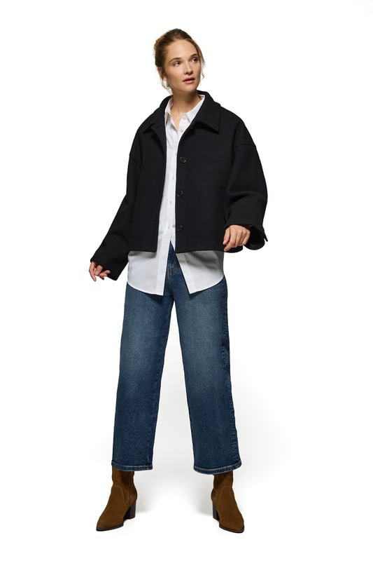 Unsere Lita Kurzjacke für Damen aus einem Woll-Polyester-Gemisch ist das ideale Kleidungsstück für einen modernen und eleganten Look. Der klassische Reverskragen und der Knopfverschluss mit Logoknöpfen auf der Vorderseite verleihen ihr eine raffinierte Note. Mit zwei praktischen Taschen auf der Vorderseite. Das Polo Club Logo auf der Passe verleiht ihr einen exklusiven Touch. Diese Jacke ist ein unverzichtbares Kleidungsstück, das perfekt zu Anzughosen oder, für einen legeren Look, zu Jeans mit hoher Taille passt.