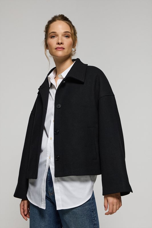 Unsere Lita Kurzjacke für Damen aus einem Woll-Polyester-Gemisch ist das ideale Kleidungsstück für einen modernen und eleganten Look. Der klassische Reverskragen und der Knopfverschluss mit Logoknöpfen auf der Vorderseite verleihen ihr eine raffinierte Note. Mit zwei praktischen Taschen auf der Vorderseite. Das Polo Club Logo auf der Passe verleiht ihr einen exklusiven Touch. Diese Jacke ist ein unverzichtbares Kleidungsstück, das perfekt zu Anzughosen oder, für einen legeren Look, zu Jeans mit hoher Taille passt.