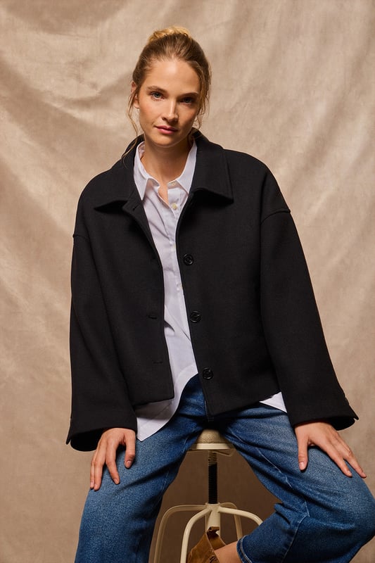 Unsere Lita Kurzjacke für Damen aus einem Woll-Polyester-Gemisch ist das ideale Kleidungsstück für einen modernen und eleganten Look. Der klassische Reverskragen und der Knopfverschluss mit Logoknöpfen auf der Vorderseite verleihen ihr eine raffinierte Note. Mit zwei praktischen Taschen auf der Vorderseite. Das Polo Club Logo auf der Passe verleiht ihr einen exklusiven Touch. Diese Jacke ist ein unverzichtbares Kleidungsstück, das perfekt zu Anzughosen oder, für einen legeren Look, zu Jeans mit hoher Taille passt.
