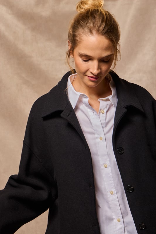 Unsere Lita Kurzjacke für Damen aus einem Woll-Polyester-Gemisch ist das ideale Kleidungsstück für einen modernen und eleganten Look. Der klassische Reverskragen und der Knopfverschluss mit Logoknöpfen auf der Vorderseite verleihen ihr eine raffinierte Note. Mit zwei praktischen Taschen auf der Vorderseite. Das Polo Club Logo auf der Passe verleiht ihr einen exklusiven Touch. Diese Jacke ist ein unverzichtbares Kleidungsstück, das perfekt zu Anzughosen oder, für einen legeren Look, zu Jeans mit hoher Taille passt.