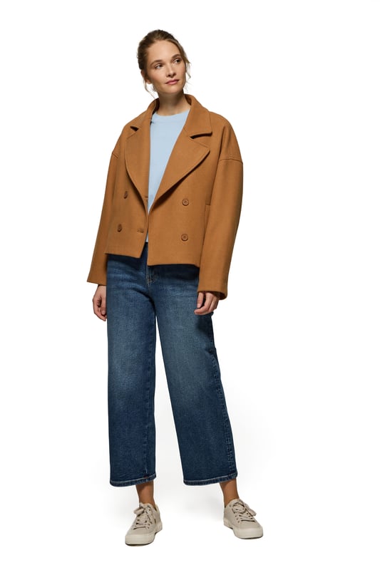 Der Damen-Kurzmantel Lona ist ideal, um jeden Look zu vervollständigen. Er verbindet Stil und Komfort auf perfekte Weise. Er ist aus einem Woll- und Polyestermischgewebe gefertigt. Das größere Revers mit Einschnitt und der Vierknopfverschluss mit Logoprägung verleihen ihm eine klassische, elegante Note. Mit zwei Vordertaschen und einer dezenten Innentasche ist er praktisch und funktionell. Das Polo Club Logo auf der Passe verleiht ihm einen exklusiven Touch. Ein ideales Kleidungsstück für die Übergangszeit oder für kühlere Tage.