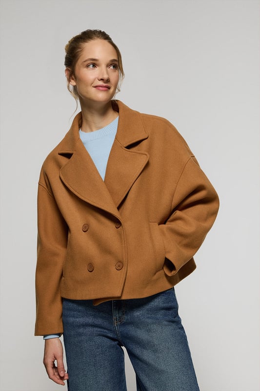 Der Damen-Kurzmantel Lona ist ideal, um jeden Look zu vervollständigen. Er verbindet Stil und Komfort auf perfekte Weise. Er ist aus einem Woll- und Polyestermischgewebe gefertigt. Das größere Revers mit Einschnitt und der Vierknopfverschluss mit Logoprägung verleihen ihm eine klassische, elegante Note. Mit zwei Vordertaschen und einer dezenten Innentasche ist er praktisch und funktionell. Das Polo Club Logo auf der Passe verleiht ihm einen exklusiven Touch. Ein ideales Kleidungsstück für die Übergangszeit oder für kühlere Tage.