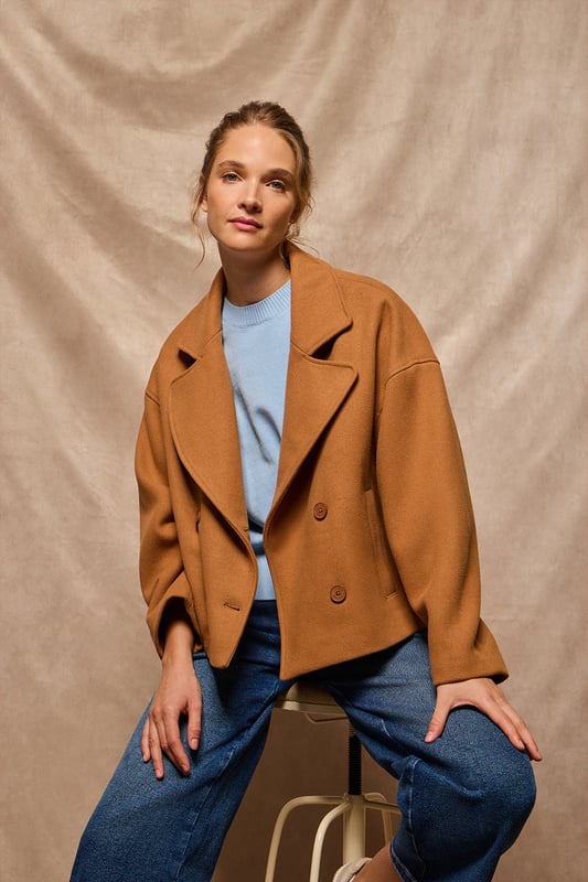 Der Damen-Kurzmantel Lona ist ideal, um jeden Look zu vervollständigen. Er verbindet Stil und Komfort auf perfekte Weise. Er ist aus einem Woll- und Polyestermischgewebe gefertigt. Das größere Revers mit Einschnitt und der Vierknopfverschluss mit Logoprägung verleihen ihm eine klassische, elegante Note. Mit zwei Vordertaschen und einer dezenten Innentasche ist er praktisch und funktionell. Das Polo Club Logo auf der Passe verleiht ihm einen exklusiven Touch. Ein ideales Kleidungsstück für die Übergangszeit oder für kühlere Tage.