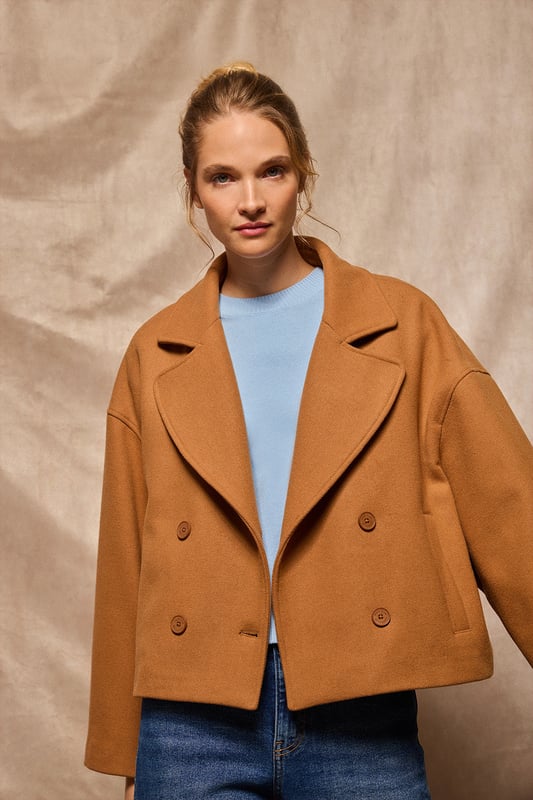 Der Damen-Kurzmantel Lona ist ideal, um jeden Look zu vervollständigen. Er verbindet Stil und Komfort auf perfekte Weise. Er ist aus einem Woll- und Polyestermischgewebe gefertigt. Das größere Revers mit Einschnitt und der Vierknopfverschluss mit Logoprägung verleihen ihm eine klassische, elegante Note. Mit zwei Vordertaschen und einer dezenten Innentasche ist er praktisch und funktionell. Das Polo Club Logo auf der Passe verleiht ihm einen exklusiven Touch. Ein ideales Kleidungsstück für die Übergangszeit oder für kühlere Tage.