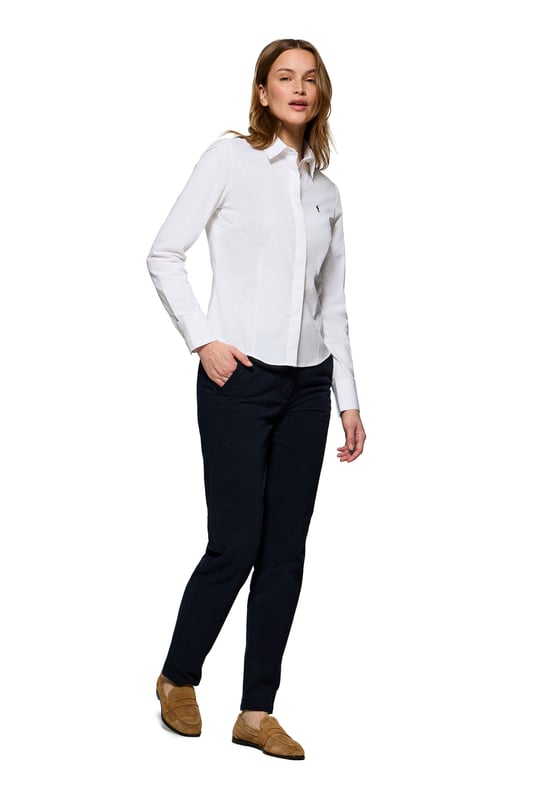 Peppen Sie Ihren Look mit unserem Slim-Fit-Hemd auf, das sich perfekt für Frauen eignet, die auf der Suche nach einem lässigen Alltagsoutfit sind. Es ist aus weicher Baumwollpopeline gefertigt und bietet die perfekte Mischung aus Komfort und Eleganz. Der französische Kragen und der Knopfverschluss sorgen für einen sauberen, schnittigen Look. Kontrastfarbene Paspeln am Kragen und Verzierungen an den Seitennähten veredeln den klassischen Stil mit einem raffinierten Touch. Die Logoknöpfe und das horizontal genähte Knopfloch sind das i-Tüpfelchen des raffinierten und sorgfältigen Designs. Das ikonische Rigby Go Logo auf der Brust verleiht ihm eine einzigartige Note.