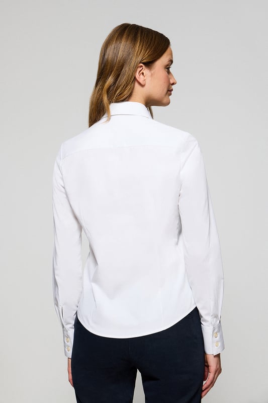 Peppen Sie Ihren Look mit unserem Slim-Fit-Hemd auf, das sich perfekt für Frauen eignet, die auf der Suche nach einem lässigen Alltagsoutfit sind. Es ist aus weicher Baumwollpopeline gefertigt und bietet die perfekte Mischung aus Komfort und Eleganz. Der französische Kragen und der Knopfverschluss sorgen für einen sauberen, schnittigen Look. Kontrastfarbene Paspeln am Kragen und Verzierungen an den Seitennähten veredeln den klassischen Stil mit einem raffinierten Touch. Die Logoknöpfe und das horizontal genähte Knopfloch sind das i-Tüpfelchen des raffinierten und sorgfältigen Designs. Das ikonische Rigby Go Logo auf der Brust verleiht ihm eine einzigartige Note.