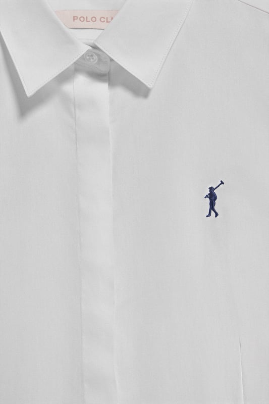 Peppen Sie Ihren Look mit unserem Slim-Fit-Hemd auf, das sich perfekt für Frauen eignet, die auf der Suche nach einem lässigen Alltagsoutfit sind. Es ist aus weicher Baumwollpopeline gefertigt und bietet die perfekte Mischung aus Komfort und Eleganz. Der französische Kragen und der Knopfverschluss sorgen für einen sauberen, schnittigen Look. Kontrastfarbene Paspeln am Kragen und Verzierungen an den Seitennähten veredeln den klassischen Stil mit einem raffinierten Touch. Die Logoknöpfe und das horizontal genähte Knopfloch sind das i-Tüpfelchen des raffinierten und sorgfältigen Designs. Das ikonische Rigby Go Logo auf der Brust verleiht ihm eine einzigartige Note.