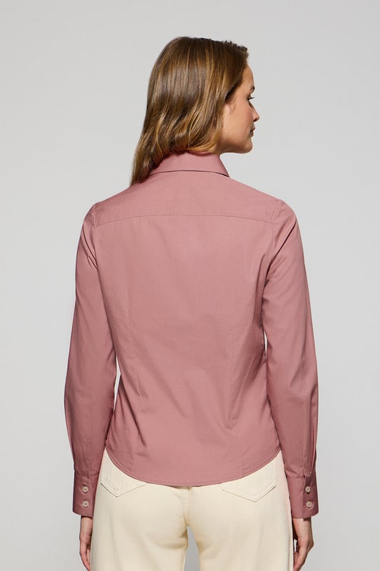 Peppen Sie Ihren Look mit unserem Slim-Fit-Hemd auf, das sich perfekt für Frauen eignet, die auf der Suche nach einem lässigen Alltagsoutfit sind. Es ist aus weicher Baumwollpopeline gefertigt und bietet die perfekte Mischung aus Komfort und Eleganz. Der französische Kragen und der Knopfverschluss sorgen für einen sauberen, schnittigen Look. Kontrastfarbene Paspeln am Kragen und Verzierungen an den Seitennähten veredeln den klassischen Stil mit einem raffinierten Touch. Die Logoknöpfe und das horizontal genähte Knopfloch sind das i-Tüpfelchen des raffinierten und sorgfältigen Designs. Das ikonische Rigby Go Logo auf der Brust verleiht ihm eine einzigartige Note.