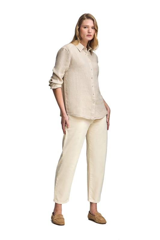 Dieses stückgefärbte Leinenhemd für Damen kombiniert Komfort und Raffinesse. Die Loose Fit-Passform und der Hemdkragen verleihen ihm einen lässigen Touch, während die perlmuttfarbenen Knöpfe mit Logo und die Ton-in-Ton gehaltenen Paspeln an der Innenseite des Kragens einen besonderen Akzent setzen. Das gestickte PC-Monogramm auf der Brust rundet das elegante und zeitlose Design ab.