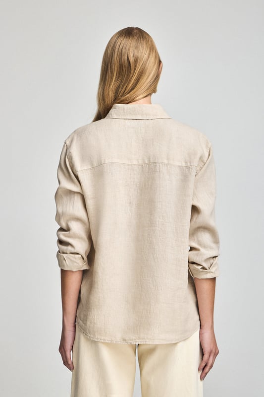 Dieses stückgefärbte Leinenhemd für Damen kombiniert Komfort und Raffinesse. Die Loose Fit-Passform und der Hemdkragen verleihen ihm einen lässigen Touch, während die perlmuttfarbenen Knöpfe mit Logo und die Ton-in-Ton gehaltenen Paspeln an der Innenseite des Kragens einen besonderen Akzent setzen. Das gestickte PC-Monogramm auf der Brust rundet das elegante und zeitlose Design ab.