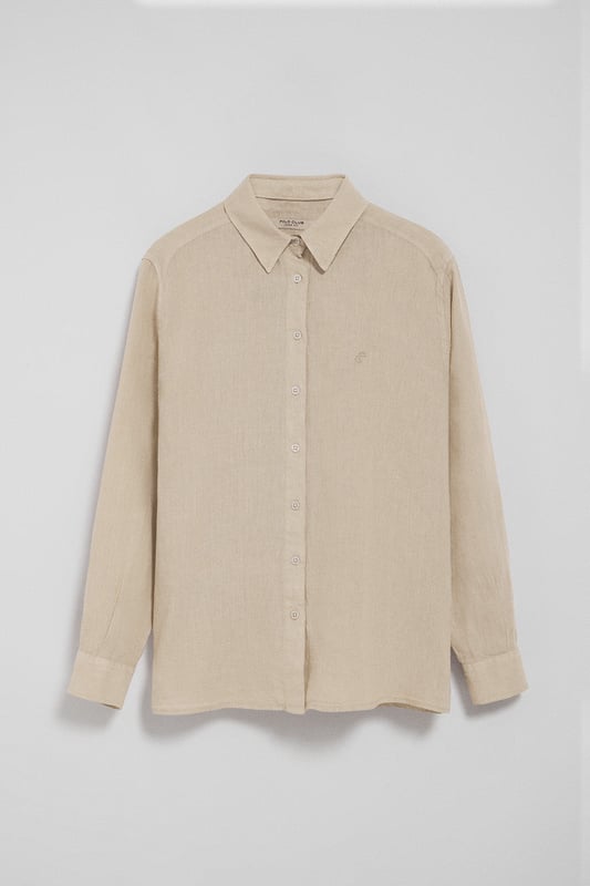 Dieses stückgefärbte Leinenhemd für Damen kombiniert Komfort und Raffinesse. Die Loose Fit-Passform und der Hemdkragen verleihen ihm einen lässigen Touch, während die perlmuttfarbenen Knöpfe mit Logo und die Ton-in-Ton gehaltenen Paspeln an der Innenseite des Kragens einen besonderen Akzent setzen. Das gestickte PC-Monogramm auf der Brust rundet das elegante und zeitlose Design ab.