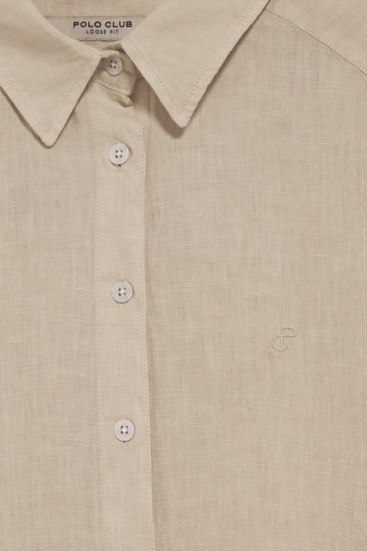 Dieses stückgefärbte Leinenhemd für Damen kombiniert Komfort und Raffinesse. Die Loose Fit-Passform und der Hemdkragen verleihen ihm einen lässigen Touch, während die perlmuttfarbenen Knöpfe mit Logo und die Ton-in-Ton gehaltenen Paspeln an der Innenseite des Kragens einen besonderen Akzent setzen. Das gestickte PC-Monogramm auf der Brust rundet das elegante und zeitlose Design ab.