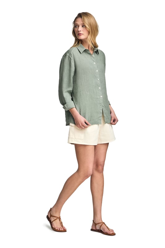 Dieses stückgefärbte Leinenhemd für Damen kombiniert Komfort und Raffinesse. Die Loose Fit-Passform und der Hemdkragen verleihen ihm einen lässigen Touch, während die perlmuttfarbenen Knöpfe mit Logo und die Ton-in-Ton gehaltenen Paspeln an der Innenseite des Kragens einen besonderen Akzent setzen. Das gestickte PC-Monogramm auf der Brust rundet das elegante und zeitlose Design ab.
