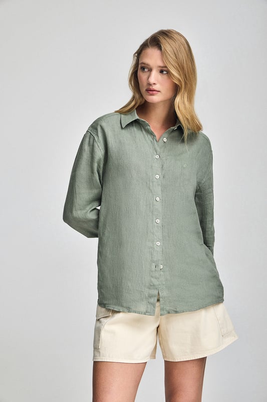 Dieses stückgefärbte Leinenhemd für Damen kombiniert Komfort und Raffinesse. Die Loose Fit-Passform und der Hemdkragen verleihen ihm einen lässigen Touch, während die perlmuttfarbenen Knöpfe mit Logo und die Ton-in-Ton gehaltenen Paspeln an der Innenseite des Kragens einen besonderen Akzent setzen. Das gestickte PC-Monogramm auf der Brust rundet das elegante und zeitlose Design ab.
