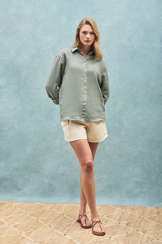 Dieses stückgefärbte Leinenhemd für Damen kombiniert Komfort und Raffinesse. Die Loose Fit-Passform und der Hemdkragen verleihen ihm einen lässigen Touch, während die perlmuttfarbenen Knöpfe mit Logo und die Ton-in-Ton gehaltenen Paspeln an der Innenseite des Kragens einen besonderen Akzent setzen. Das gestickte PC-Monogramm auf der Brust rundet das elegante und zeitlose Design ab.