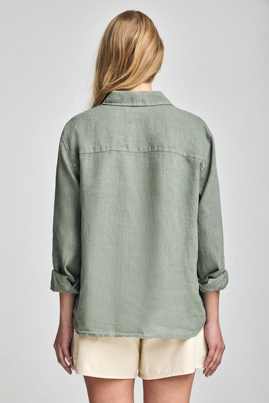 Dieses stückgefärbte Leinenhemd für Damen kombiniert Komfort und Raffinesse. Die Loose Fit-Passform und der Hemdkragen verleihen ihm einen lässigen Touch, während die perlmuttfarbenen Knöpfe mit Logo und die Ton-in-Ton gehaltenen Paspeln an der Innenseite des Kragens einen besonderen Akzent setzen. Das gestickte PC-Monogramm auf der Brust rundet das elegante und zeitlose Design ab.