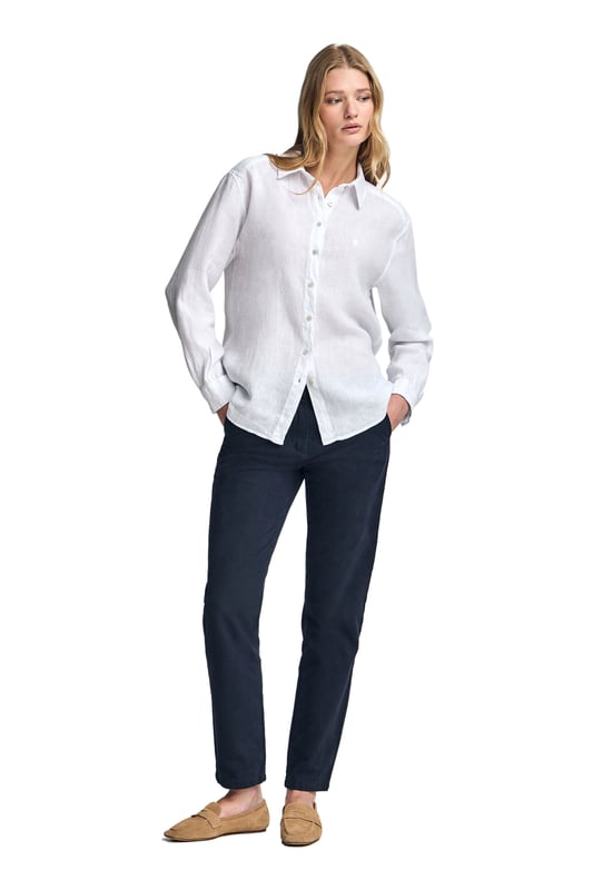 Dieses stückgefärbte Leinenhemd für Damen kombiniert Komfort und Raffinesse. Die Loose Fit-Passform und der Hemdkragen verleihen ihm einen lässigen Touch, während die perlmuttfarbenen Knöpfe mit Logo und die Ton-in-Ton gehaltenen Paspeln an der Innenseite des Kragens einen besonderen Akzent setzen. Das gestickte PC-Monogramm auf der Brust rundet das elegante und zeitlose Design ab.