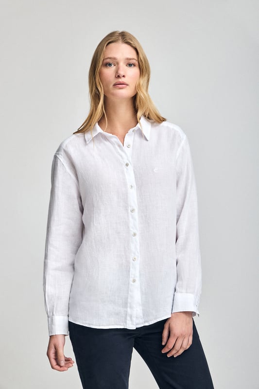 Dieses stückgefärbte Leinenhemd für Damen kombiniert Komfort und Raffinesse. Die Loose Fit-Passform und der Hemdkragen verleihen ihm einen lässigen Touch, während die perlmuttfarbenen Knöpfe mit Logo und die Ton-in-Ton gehaltenen Paspeln an der Innenseite des Kragens einen besonderen Akzent setzen. Das gestickte PC-Monogramm auf der Brust rundet das elegante und zeitlose Design ab.