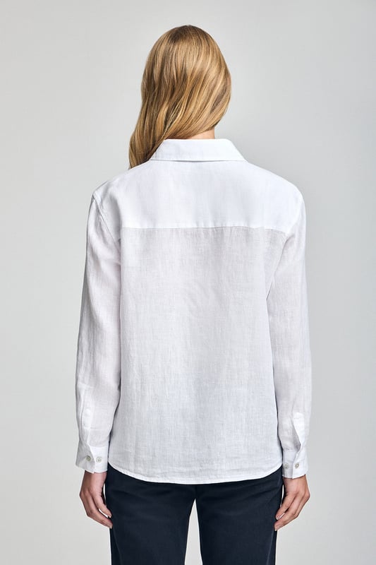 Dieses stückgefärbte Leinenhemd für Damen kombiniert Komfort und Raffinesse. Die Loose Fit-Passform und der Hemdkragen verleihen ihm einen lässigen Touch, während die perlmuttfarbenen Knöpfe mit Logo und die Ton-in-Ton gehaltenen Paspeln an der Innenseite des Kragens einen besonderen Akzent setzen. Das gestickte PC-Monogramm auf der Brust rundet das elegante und zeitlose Design ab.