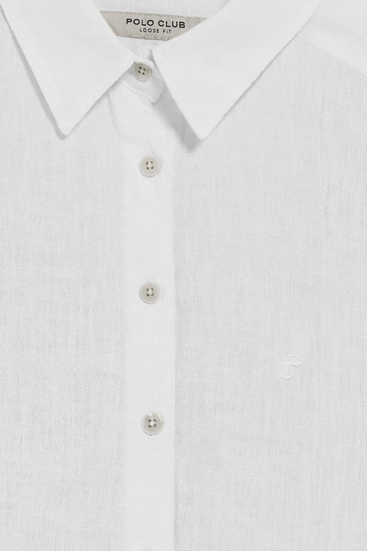 Dieses stückgefärbte Leinenhemd für Damen kombiniert Komfort und Raffinesse. Die Loose Fit-Passform und der Hemdkragen verleihen ihm einen lässigen Touch, während die perlmuttfarbenen Knöpfe mit Logo und die Ton-in-Ton gehaltenen Paspeln an der Innenseite des Kragens einen besonderen Akzent setzen. Das gestickte PC-Monogramm auf der Brust rundet das elegante und zeitlose Design ab.