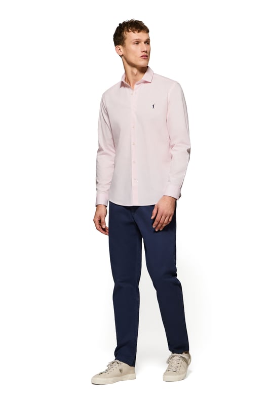 Unser Hemd im Slim Fit ist für den Mann gedacht, der Stil und funktionelles Design sucht. Aus leichter Baumwoll-Popeline gefertigt, eignet es sich ideal für den Alltag oder für formellere Anlässe. Der italienische Kragen verleiht ihm einen Hauch von Raffinesse. Kontrastfarbene Paspeln am Kragen und Verzierungen an den Seitennähten veredeln den klassischen Stil mit einem raffinierten Touch. Die Logoknöpfe und das horizontal genähte Knopfloch sind das i-Tüpfelchen des raffinierten und sorgfältigen Designs. Das kultige, gestickte Rigby Go-Logo in Kontrastfarbe auf der Brust verleiht ihm eine einzigartige Note.