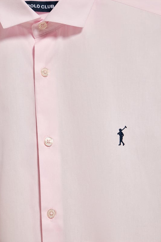 Unser Hemd im Slim Fit ist für den Mann gedacht, der Stil und funktionelles Design sucht. Aus leichter Baumwoll-Popeline gefertigt, eignet es sich ideal für den Alltag oder für formellere Anlässe. Der italienische Kragen verleiht ihm einen Hauch von Raffinesse. Kontrastfarbene Paspeln am Kragen und Verzierungen an den Seitennähten veredeln den klassischen Stil mit einem raffinierten Touch. Die Logoknöpfe und das horizontal genähte Knopfloch sind das i-Tüpfelchen des raffinierten und sorgfältigen Designs. Das kultige, gestickte Rigby Go-Logo in Kontrastfarbe auf der Brust verleiht ihm eine einzigartige Note.