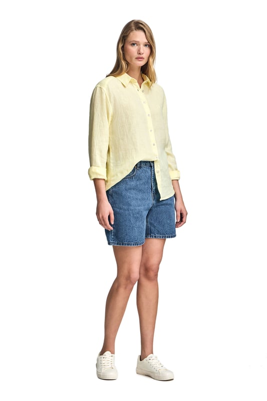 Dieses stückgefärbte Leinenhemd für Damen kombiniert Komfort und Raffinesse. Die Loose Fit-Passform und der Hemdkragen verleihen ihm einen lässigen Touch, während die perlmuttfarbenen Knöpfe mit Logo und die Ton-in-Ton gehaltenen Paspeln an der Innenseite des Kragens einen besonderen Akzent setzen. Das gestickte PC-Monogramm auf der Brust rundet das elegante und zeitlose Design ab.