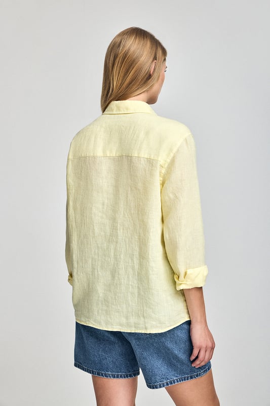 Dieses stückgefärbte Leinenhemd für Damen kombiniert Komfort und Raffinesse. Die Loose Fit-Passform und der Hemdkragen verleihen ihm einen lässigen Touch, während die perlmuttfarbenen Knöpfe mit Logo und die Ton-in-Ton gehaltenen Paspeln an der Innenseite des Kragens einen besonderen Akzent setzen. Das gestickte PC-Monogramm auf der Brust rundet das elegante und zeitlose Design ab.