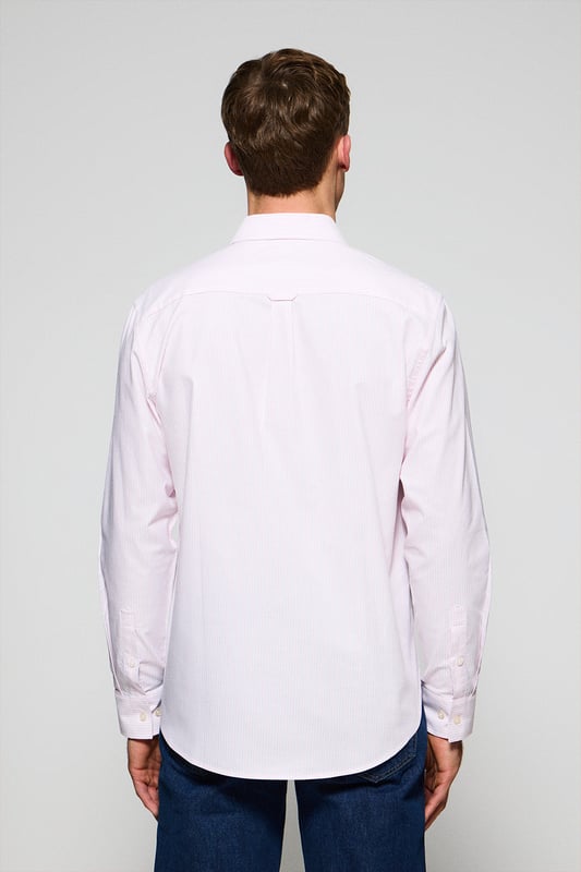 Unser gestreiftes Hemd aus Oxford-Baumwolle kombiniert klassischen Stil mit einem modernen Touch. Seine Regular Fit-Passform bietet Komfort und Vielseitigkeit. Der französische Kragen verleiht ihm Raffinesse. Kontrastfarbene Paspeln am Kragen und Verzierungen an den Seitennähten veredeln den klassischen Stil mit einem raffinierten Touch. Die Logo-Knöpfe und das horizontal genähte Knopfloch sind das i-Tüpfelchen auf einem raffinierten und sorgfältigen Design. Das ikonische Rigby Go Logo auf der Brust verleiht ihm eine einzigartige Note.