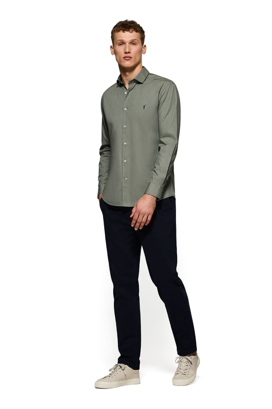 Unser Hemd im Slim Fit ist für den Mann gedacht, der Stil und funktionelles Design sucht. Aus leichter Baumwoll-Popeline gefertigt, eignet es sich ideal für den Alltag oder für formellere Anlässe. Der italienische Kragen verleiht ihm einen Hauch von Raffinesse. Kontrastfarbene Paspeln am Kragen und Verzierungen an den Seitennähten veredeln den klassischen Stil mit einem raffinierten Touch. Die Logoknöpfe und das horizontal genähte Knopfloch sind das i-Tüpfelchen des raffinierten und sorgfältigen Designs. Das kultige, gestickte Rigby Go-Logo in Kontrastfarbe auf der Brust verleiht ihm eine einzigartige Note.