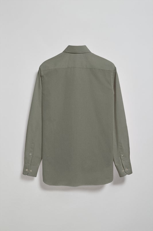 Unser Hemd im Slim Fit ist für den Mann gedacht, der Stil und funktionelles Design sucht. Aus leichter Baumwoll-Popeline gefertigt, eignet es sich ideal für den Alltag oder für formellere Anlässe. Der italienische Kragen verleiht ihm einen Hauch von Raffinesse. Kontrastfarbene Paspeln am Kragen und Verzierungen an den Seitennähten veredeln den klassischen Stil mit einem raffinierten Touch. Die Logoknöpfe und das horizontal genähte Knopfloch sind das i-Tüpfelchen des raffinierten und sorgfältigen Designs. Das kultige, gestickte Rigby Go-Logo in Kontrastfarbe auf der Brust verleiht ihm eine einzigartige Note.