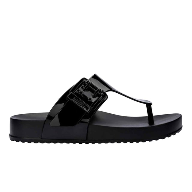 The name says it all: it is, indeed, cozy. This is the Melissa Cozy Flip Flop, created to deliver comfort and adequate support for moments when your well-being is the main objective. With a personalized buckle, the model also follows the latest fashion trends.