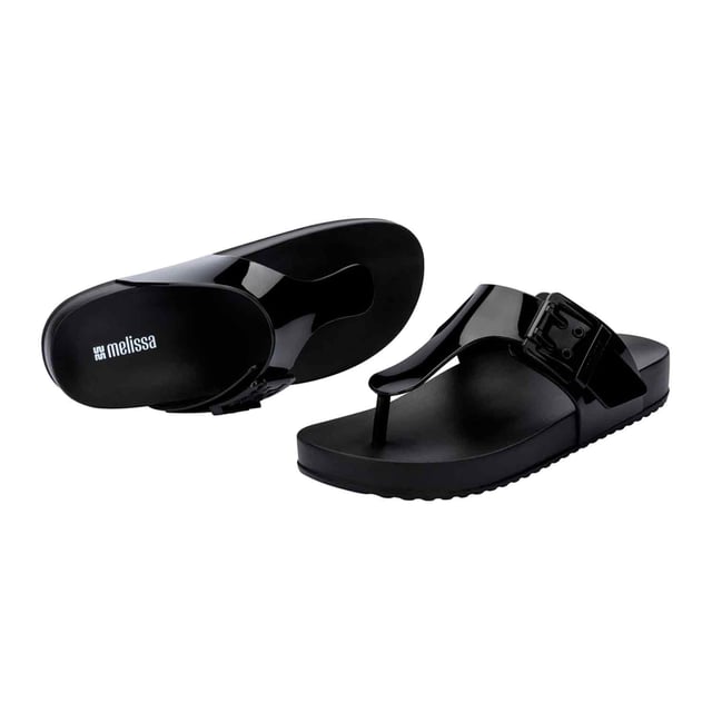 The name says it all: it is, indeed, cozy. This is the Melissa Cozy Flip Flop, created to deliver comfort and adequate support for moments when your well-being is the main objective. With a personalized buckle, the model also follows the latest fashion trends.