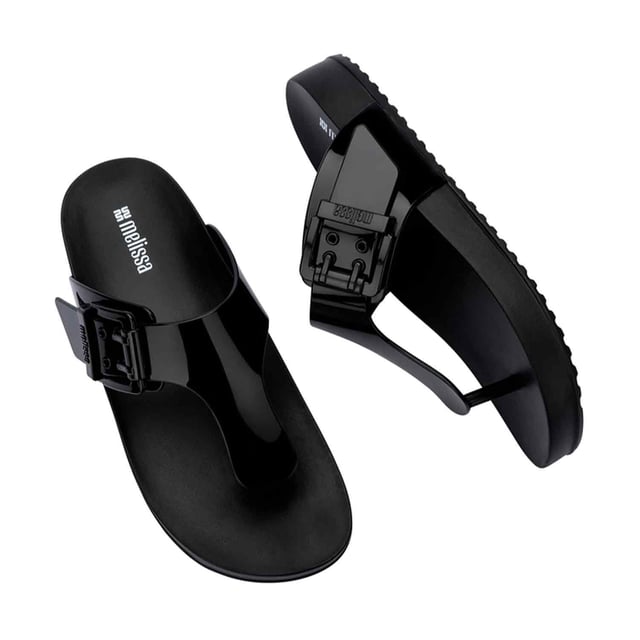 The name says it all: it is, indeed, cozy. This is the Melissa Cozy Flip Flop, created to deliver comfort and adequate support for moments when your well-being is the main objective. With a personalized buckle, the model also follows the latest fashion trends.