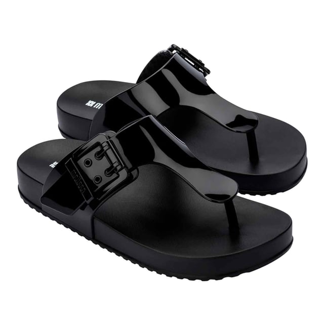 The name says it all: it is, indeed, cozy. This is the Melissa Cozy Flip Flop, created to deliver comfort and adequate support for moments when your well-being is the main objective. With a personalized buckle, the model also follows the latest fashion trends.