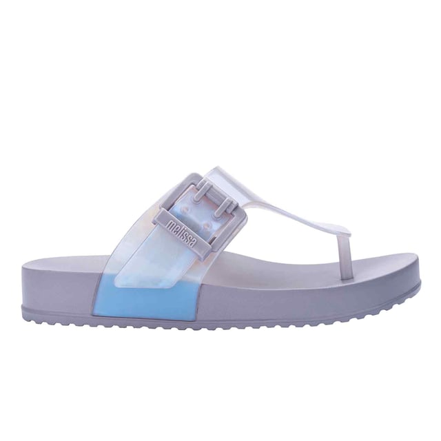 The name says it all: it is, indeed, cozy. This is the Melissa Cozy Flip Flop, created to deliver comfort and adequate support for moments when your well-being is the main objective. With a personalized buckle, the model also follows the latest fashion trends.