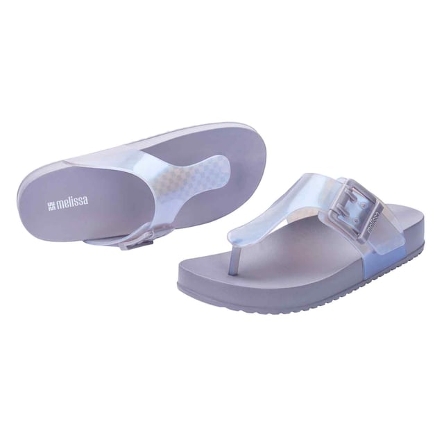 The name says it all: it is, indeed, cozy. This is the Melissa Cozy Flip Flop, created to deliver comfort and adequate support for moments when your well-being is the main objective. With a personalized buckle, the model also follows the latest fashion trends.