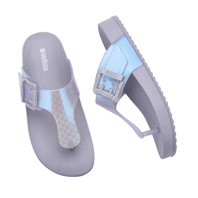 The name says it all: it is, indeed, cozy. This is the Melissa Cozy Flip Flop, created to deliver comfort and adequate support for moments when your well-being is the main objective. With a personalized buckle, the model also follows the latest fashion trends.