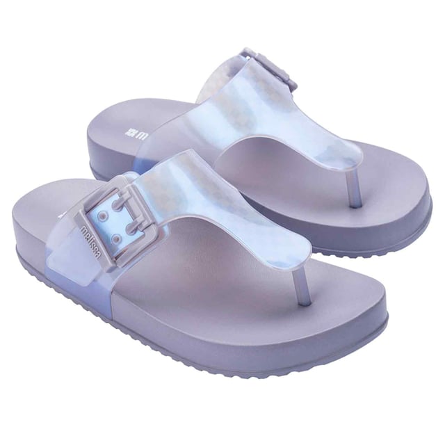 The name says it all: it is, indeed, cozy. This is the Melissa Cozy Flip Flop, created to deliver comfort and adequate support for moments when your well-being is the main objective. With a personalized buckle, the model also follows the latest fashion trends.