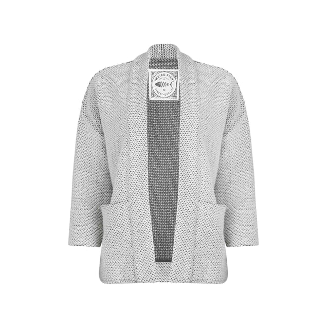 86% Bio-Baumwolle, 14% Recyceltes Polyester. Gewebe: Makkaroni Stoff. Design: Logo, Strukturiert. Langärmlig. offen. Länge: kurz geschnitten. Taschenart: Zwei Taschen unten. Kein Verschluss. 34 DE: 84 cm. 36 DE: 88,9 cm. 38 DE: 93,98 cm. 40 DE: 99 cm. 46 DE: 115,57 cm. 48 DE: 120,65 cm. 44 DE: 112 cm. 42 DE: 104 cm.