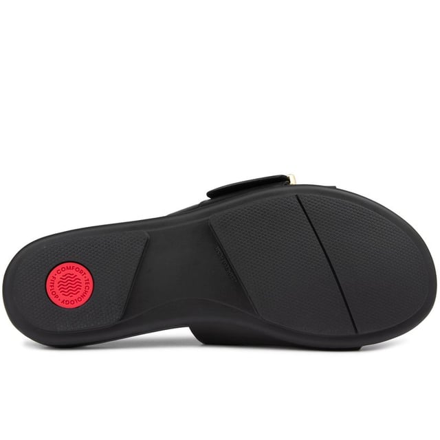 Stap in luxueus comfort met de Fitflop Gracie Maxi Buckle sandalen! Deze chique slippers hebben een strak zwart leren bovenwerk en verfijnde tonale branding. Je zult dol zijn op de naadloze ingebouwde boogcontour en de weelderige leren voering die je voeten zalig ondersteunt. De innovatieve Microwobbleboard-tussenzool zorgt voor schokabsorptie, terwijl de antislip rubberen buitenzool zorgt voor zelfverzekerde stappen. Perfect voor zowel stijl als comfort, de Fitflop Gracie Maxi Buckle is echt een must-have aanvulling op je zomerse garderobe!