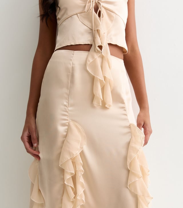 Eleva tu vestuario con nuestra Maxifalda de Satén con Volantes Champán. El lujoso material satinado y los detalles de volantes añaden un toque de sofisticación a cualquier conjunto. Mantente elegante y cómoda con esta prenda atrevida y versátil.