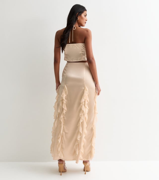 Eleva tu vestuario con nuestra Maxifalda de Satén con Volantes Champán. El lujoso material satinado y los detalles de volantes añaden un toque de sofisticación a cualquier conjunto. Mantente elegante y cómoda con esta prenda atrevida y versátil.